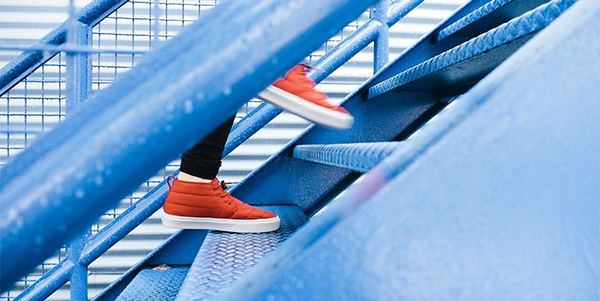 zapatillas naranjas en escaleras azul